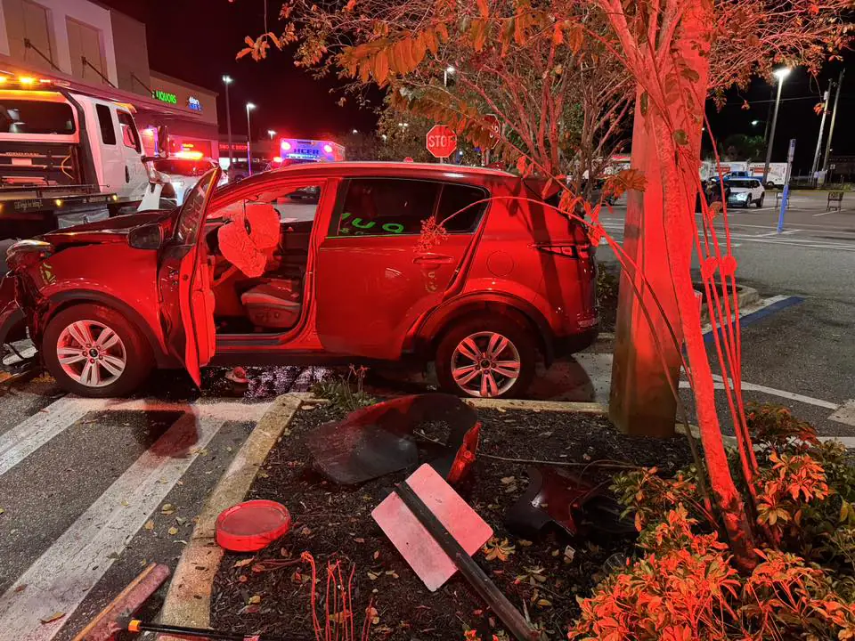 4 Injured After Vehicle Crashes Into Florida Publix